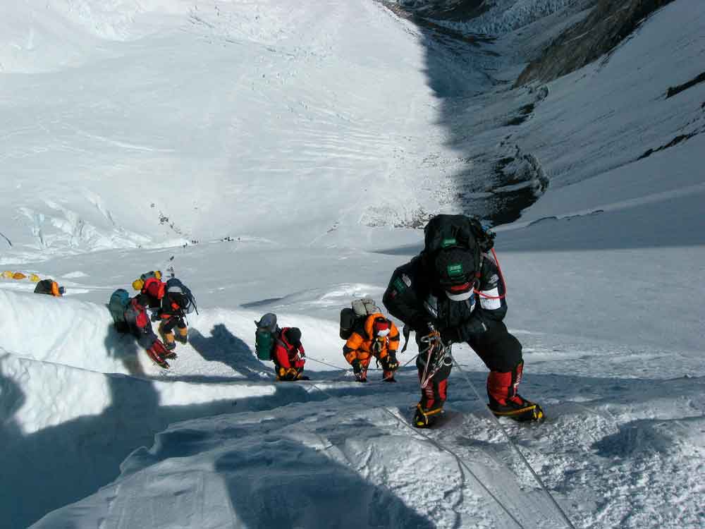 Nepal vai reabrir Everest para alpinistas