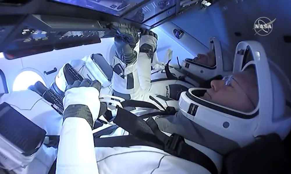 Astronautas da Nasa completam missão no espaço