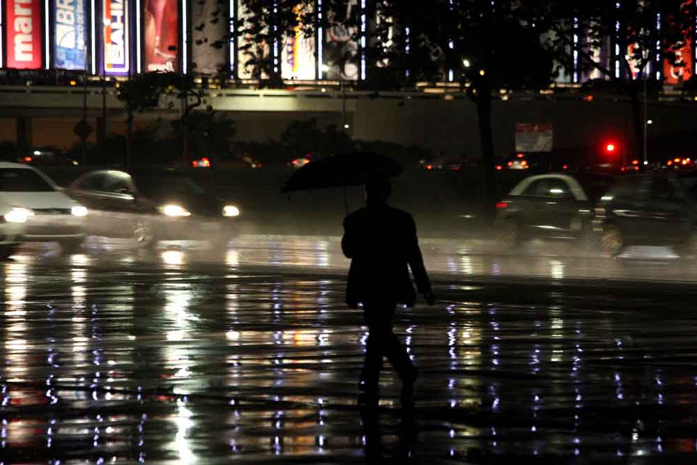 Vídeo: chuva alaga ruas e causa enxurradas no DF e Entorno