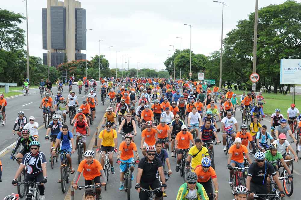 Distribuição de 4 mil coletes refletivos para ciclistas neste domingo