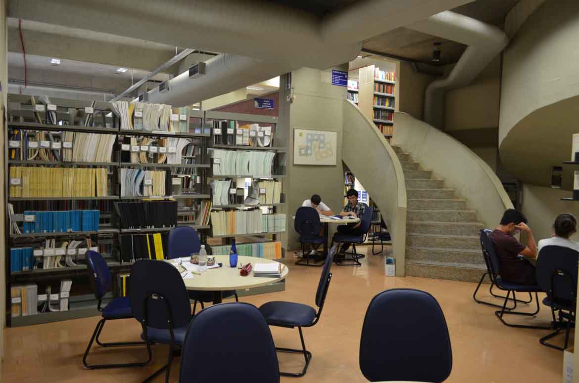Bibliotecas adotam sistema drive-thru para devolução de livros emprestados