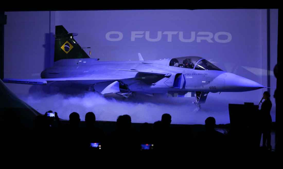 Novo caça Gripen F-39E é apresentado a autoridades em Brasília