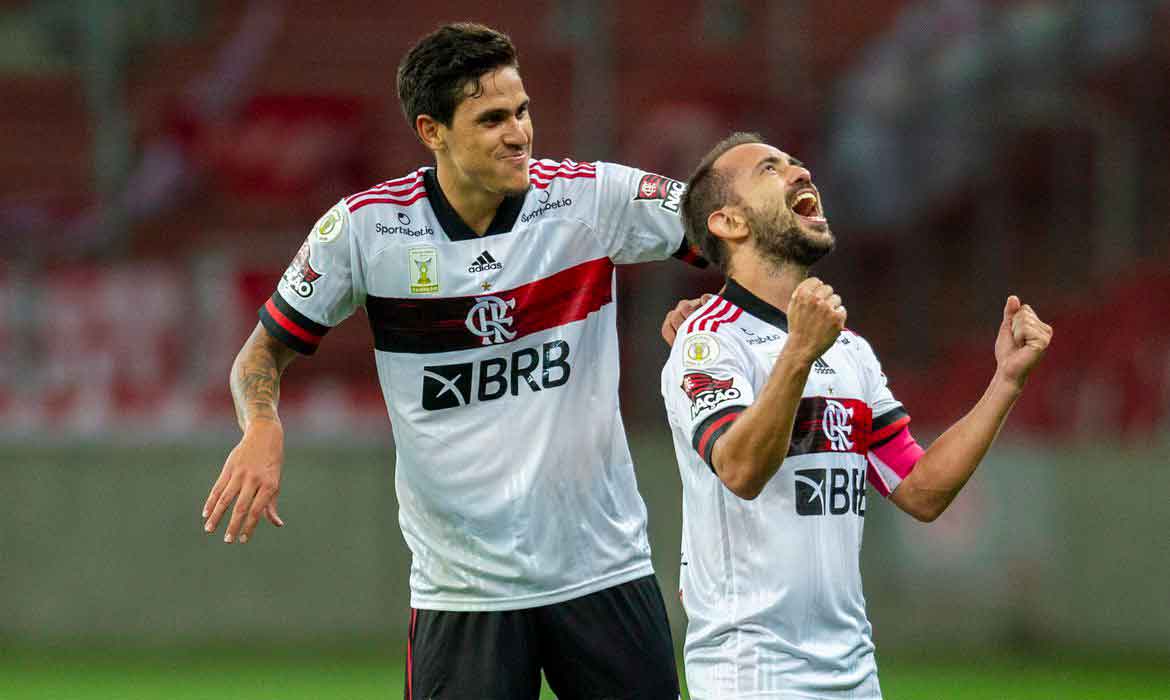 Após três derrotas, Flamengo vence Goiás e encosta nos líderes