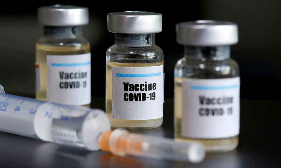 Agência Europeia: cada frasco de vacina da Pfizer dá para seis doses