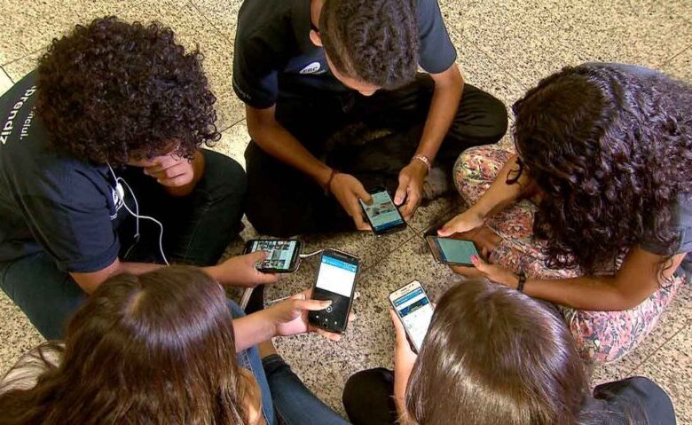 Excesso de telas entre jovens pode causar dores e puberdade precoce