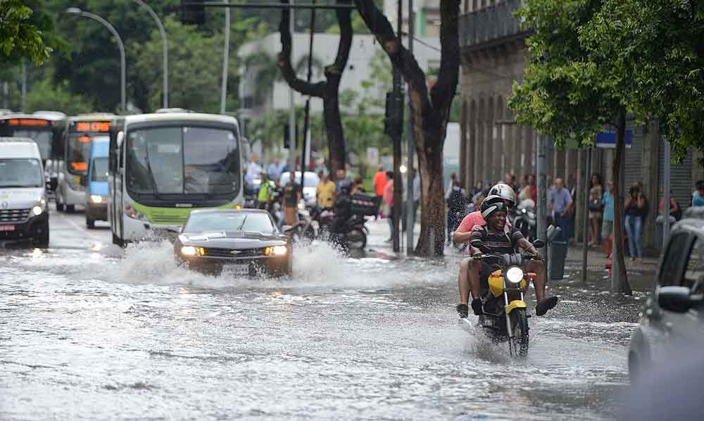 Chuva alaga regiões serrana e metropolitana e Baixada Fluminense