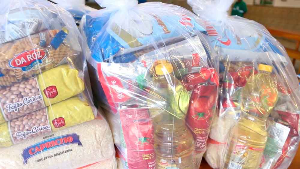 Entrega de cestas básicas para alunos das escolas municipais