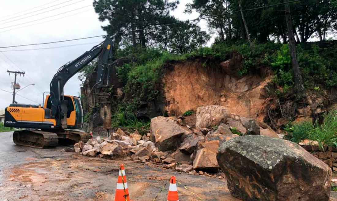 Chuvas provocam alagamentos e deslizamentos em Florianópolis