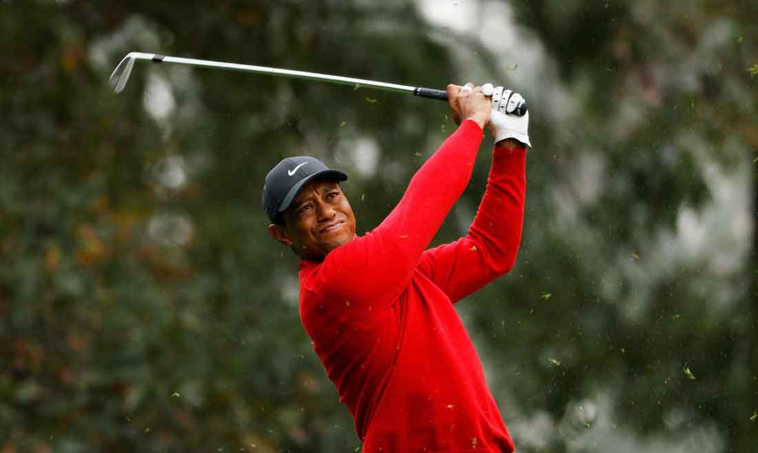Tiger Woods é hospitalizado com ferimentos após acidente de carro