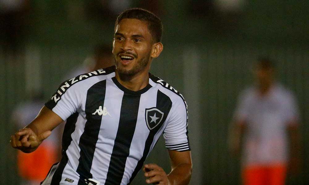 Botafogo vira no fim e segue na luta pela semi do Campeonato Carioca