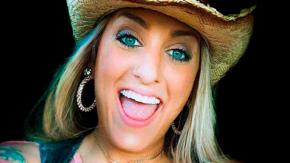 Cantora country Taylor Dee morre em acidente de carro aos 33 anos