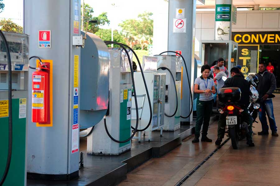 Bolsonaro comemora redução do preço do litro de etanol para R$ 4