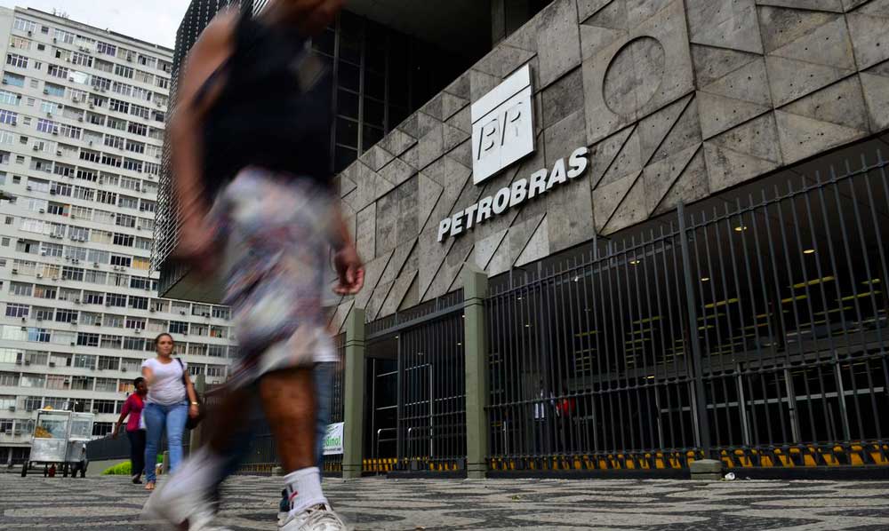 Ações da Petrobras despencam no Brasil e no exterior, após queda no lucro e dividendos abaixo do previsto