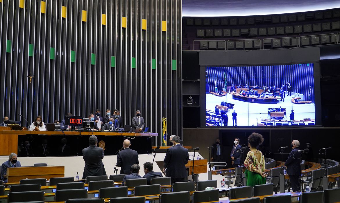 Risco de aumento atrasa votação do Auxílio Brasil na Câmara