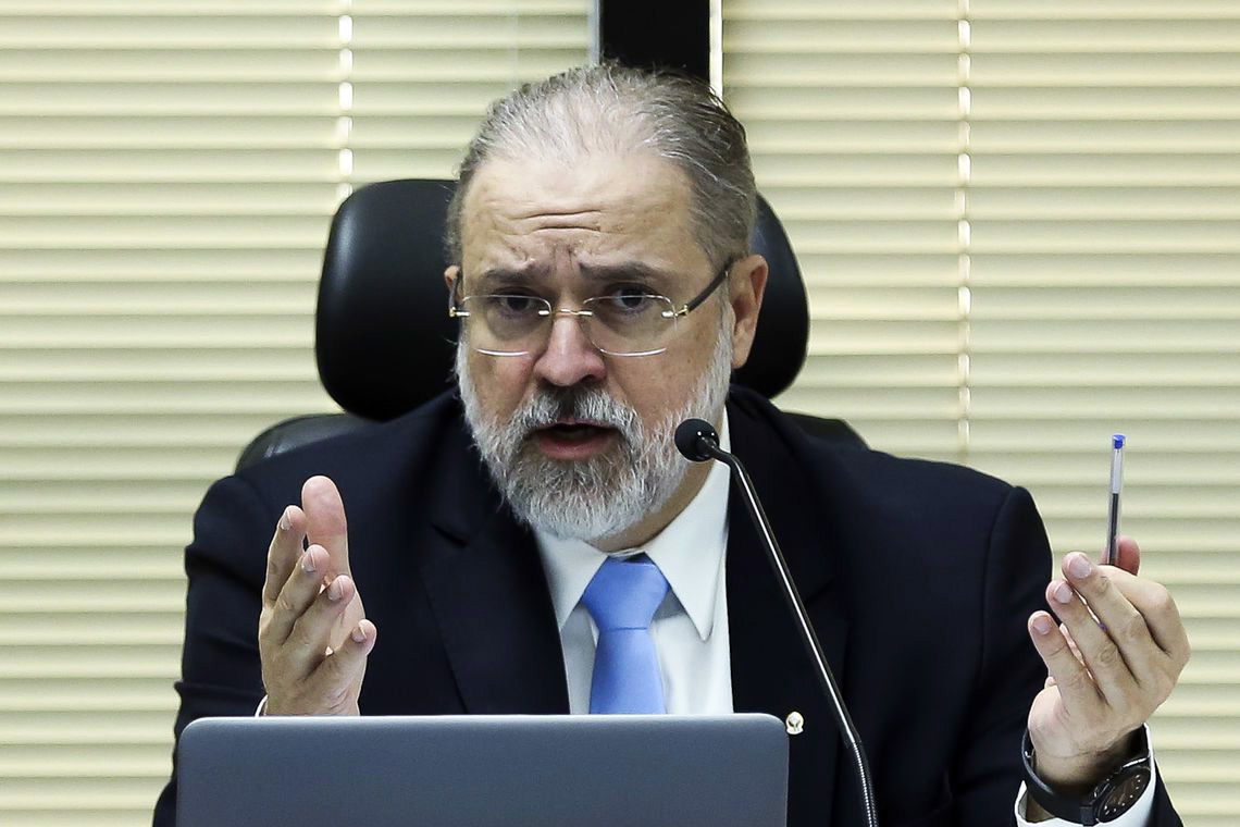 PGR rejeita investigação de cheques de Queiroz à primeira-dama