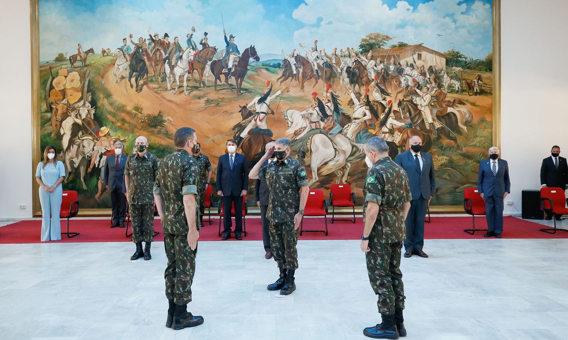 Bolsonaro participa da solenidade de troca do Comando Militar do Sudeste
