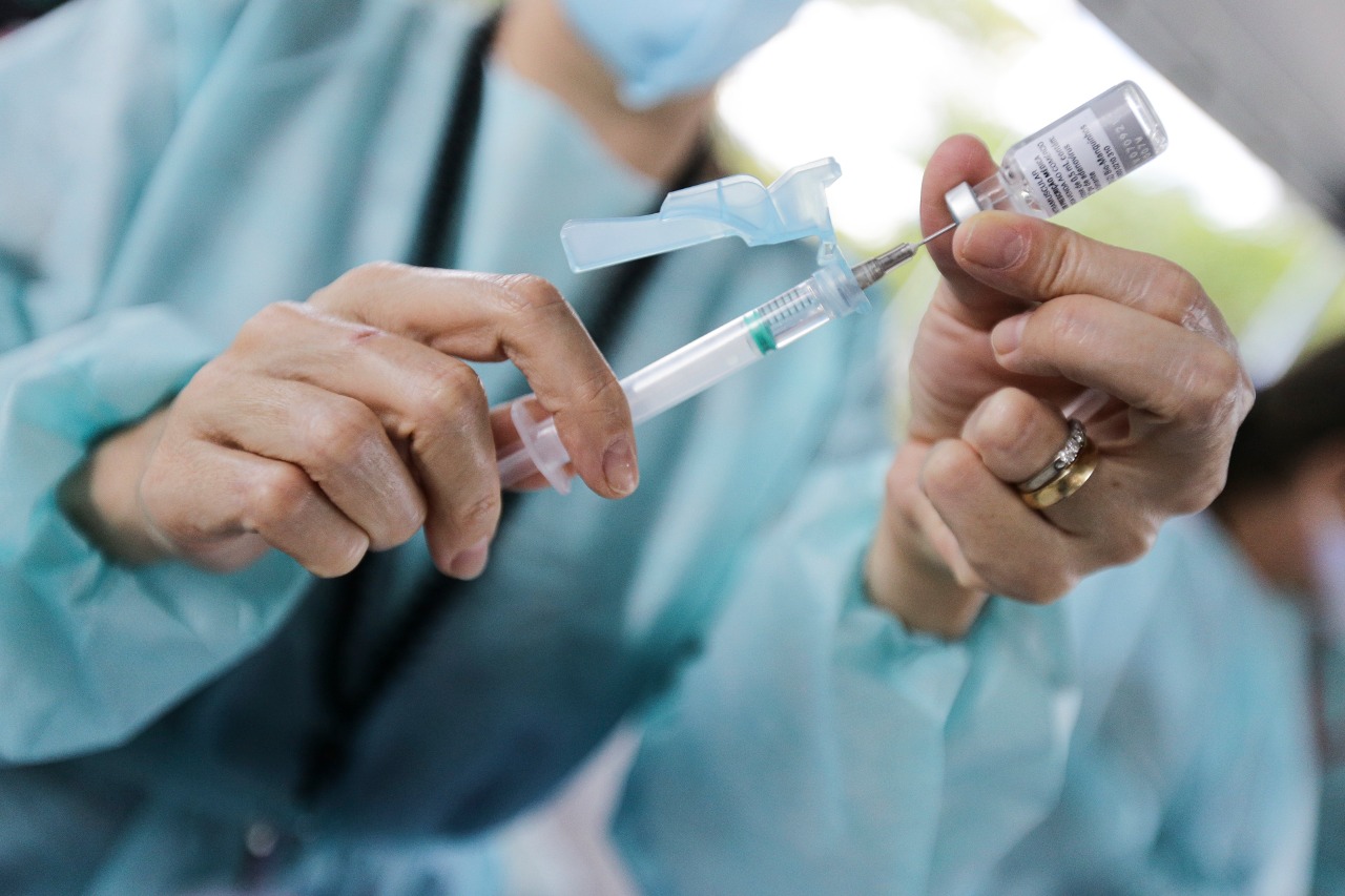 Covid-19: ministério recebe 1 milhão de doses de vacina