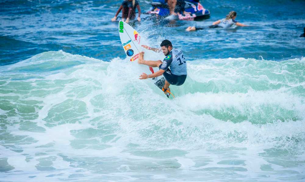 Circuito Mundial de Surfe: Adriano de Souza avança em Newcastle