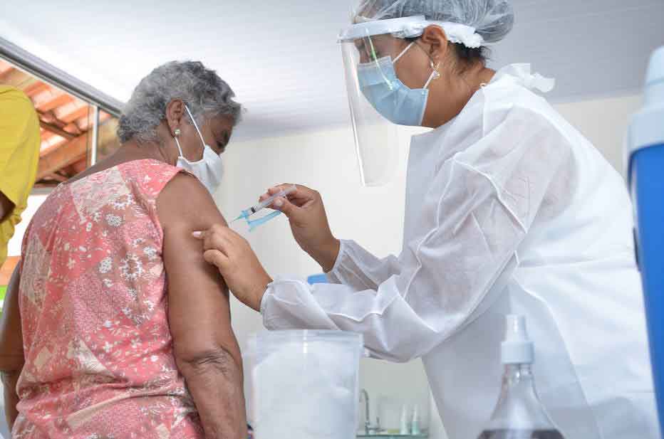 Pessoas com comorbidades de 50 a 54 anos já podem agendar a vacinação