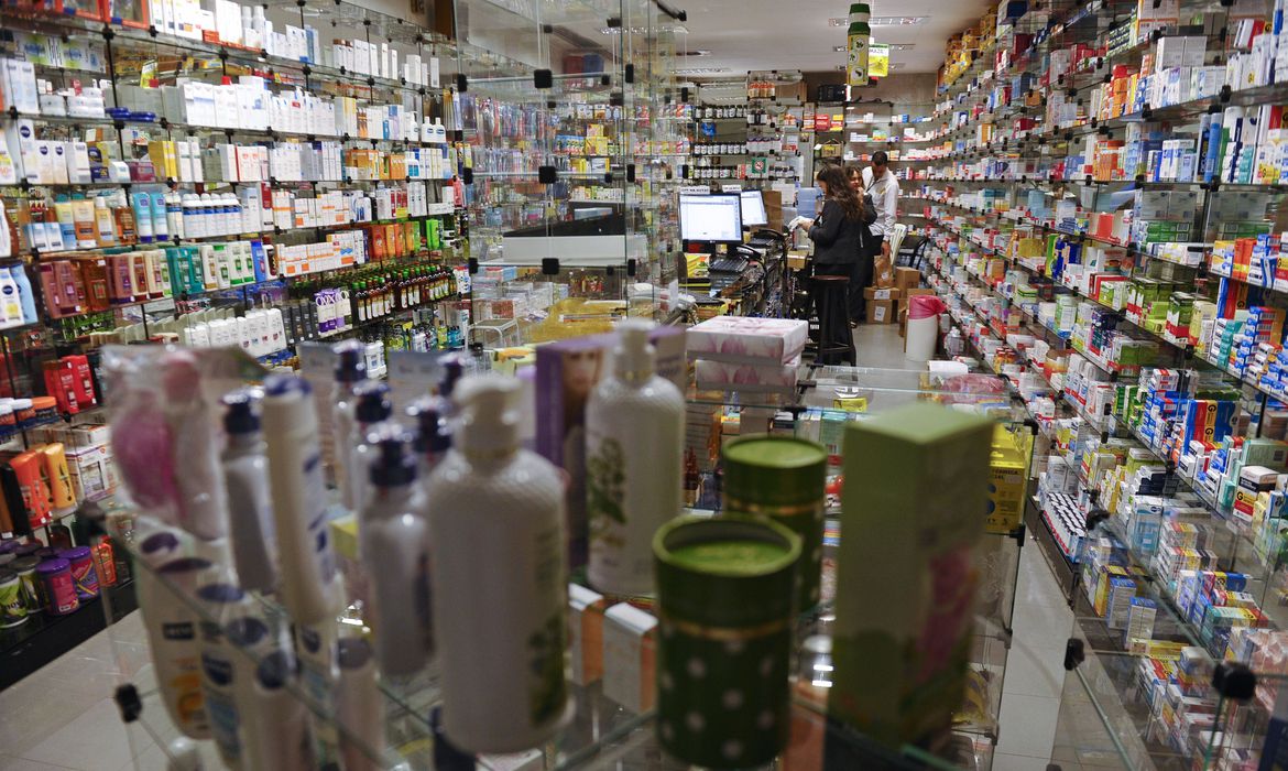 Debate sobre venda de remédios em supermercados e pela internet coloca R$ 20 bilhões em disputa