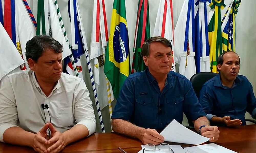 Bolsonaro negocia mudanças em projeto que muda ICMS sobre combustíveis