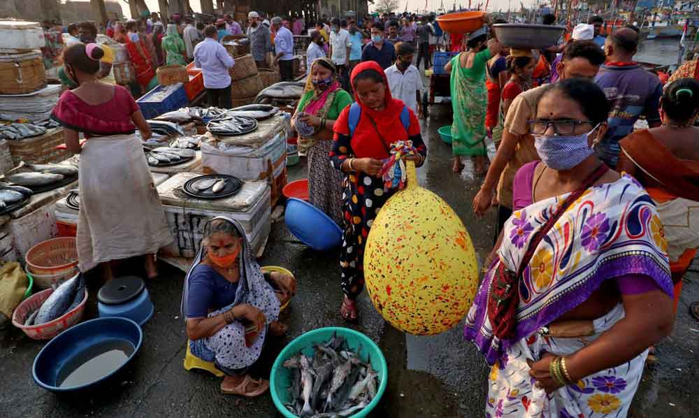 Índia: com recordes de mortes por covid-19, corpos flutuam no Ganges
