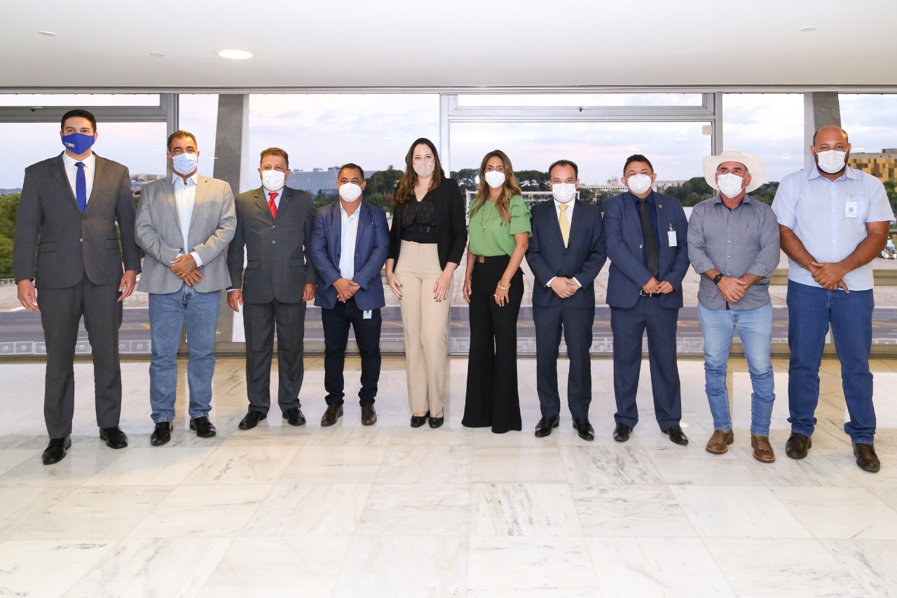 Ministra Flávia Arruda recebe prefeitos do entorno do DF e anuncia recursos para região