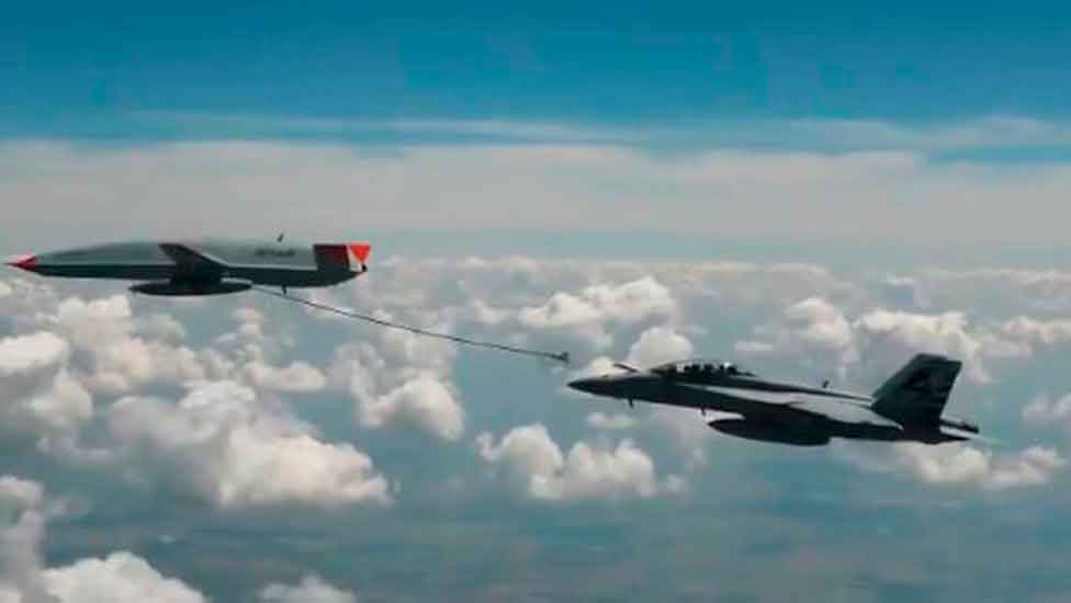Drone reabastece caça F-18 da Marinha dos EUA em pleno voo