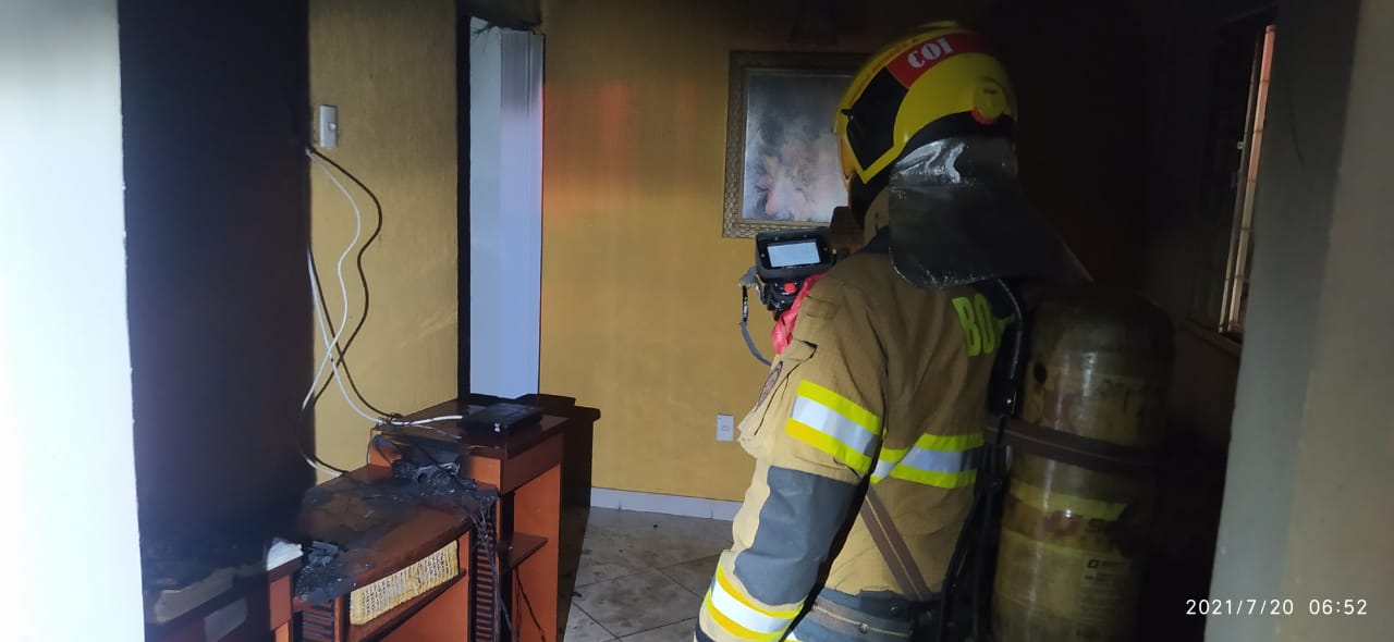 Princípio de incêndio em casa no Gama deixa duas pessoas intoxicadas