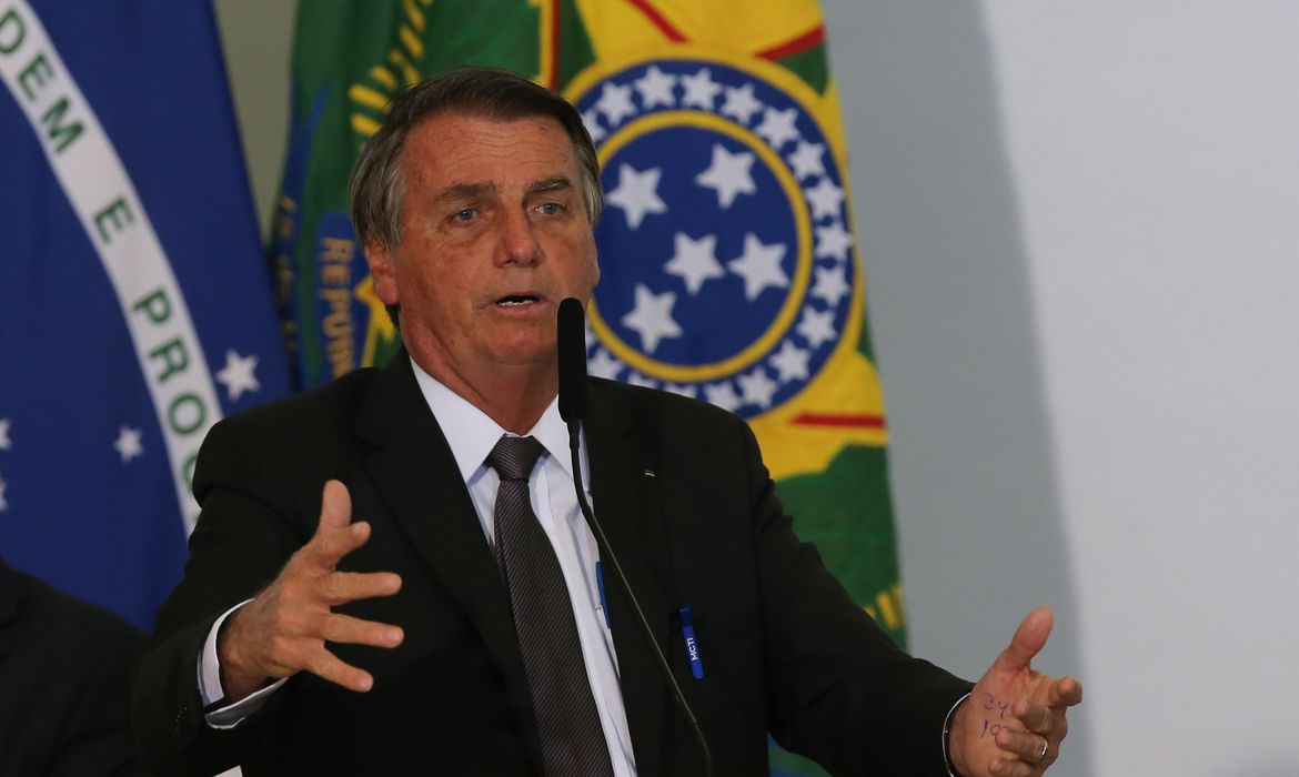 Presidente Jair Bolsonaro assina propostas de projeto de lei em favor da família