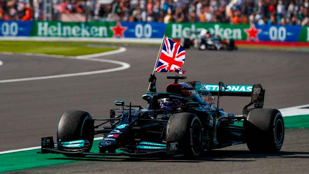 Hamilton vence GP da Inglaterra pela oitava vez em corrida controversa