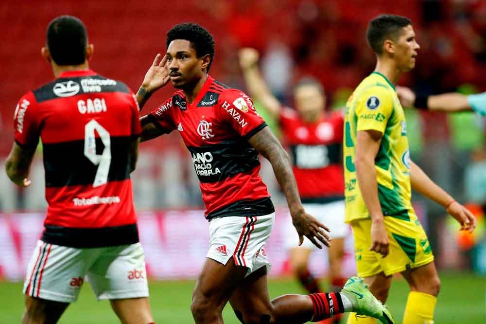 Com festa da torcida, Flamengo goleia o Defensa e vai às quartas