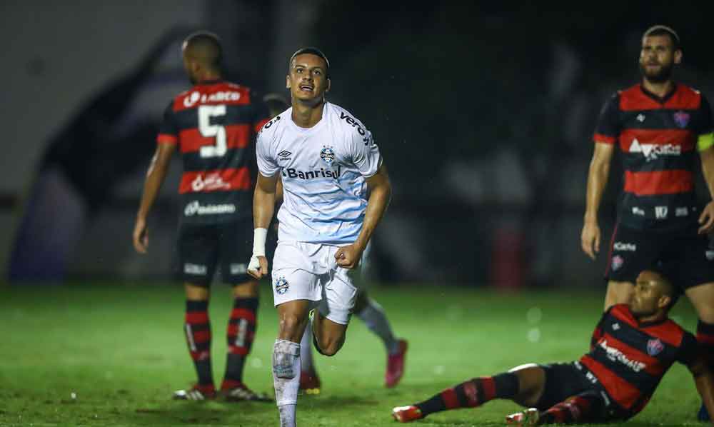 Grêmio atropela Vitória no Barradão e abre vantagem na Copa do Brasil