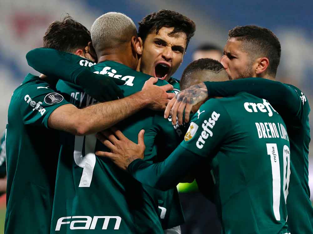 Com gol de Raphael Veiga, Palmeiras supera Universidad Católica