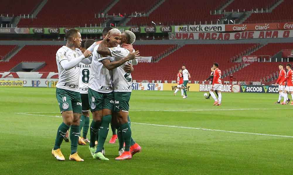 Palmeiras supera expulsão e vence Internacional no Brasileiro