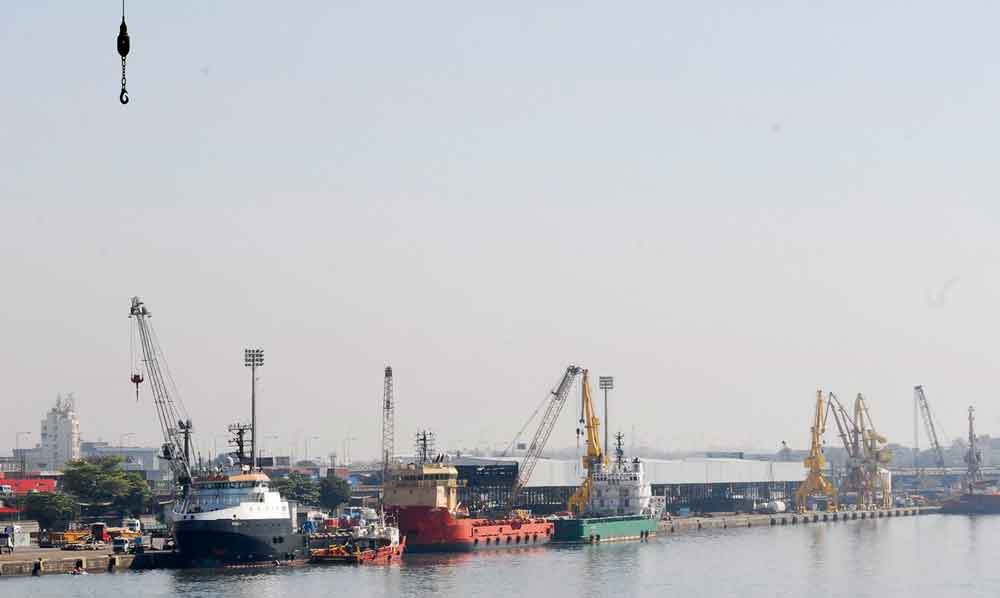 Navio de grãos zarpa de porto de Odessa, diz ministro ucraniano