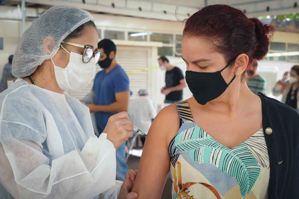 Três locais terão vacinação contra covid-19 e influenza nesta sexta (9)