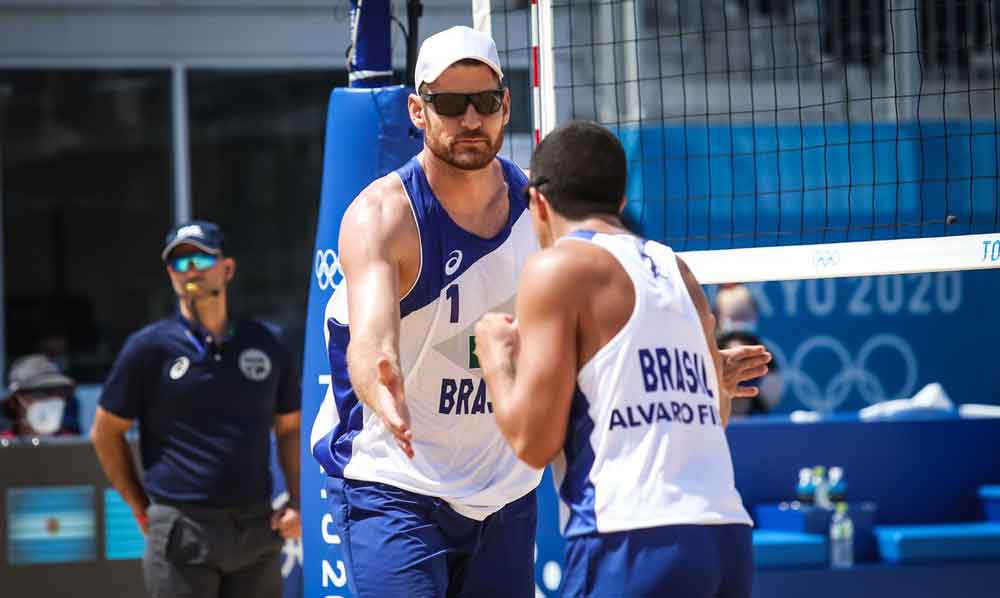 Olimpíada: Alison e Álvaro Filho vencem na estreia no vôlei de praia