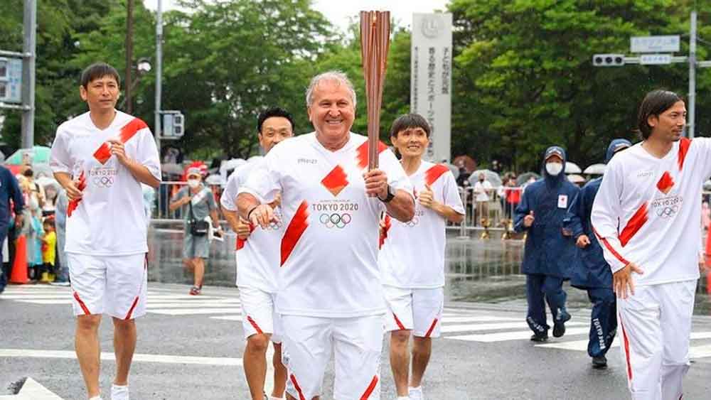 Zico carrega tocha olímpica no Japão: ‘Meu país me negou isso’
