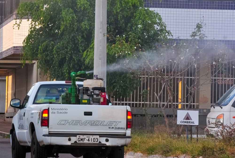 Aplicação de fumacê continua mesmo em período de seca