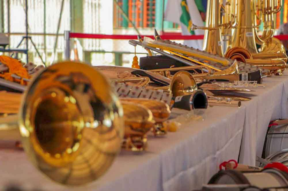 Escola cívico-militar da Estrutural recebe instrumentos musicais