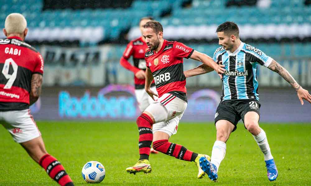 Com dois de Pedro, Flamengo derrota Grêmio e avança na Copa do Brasil