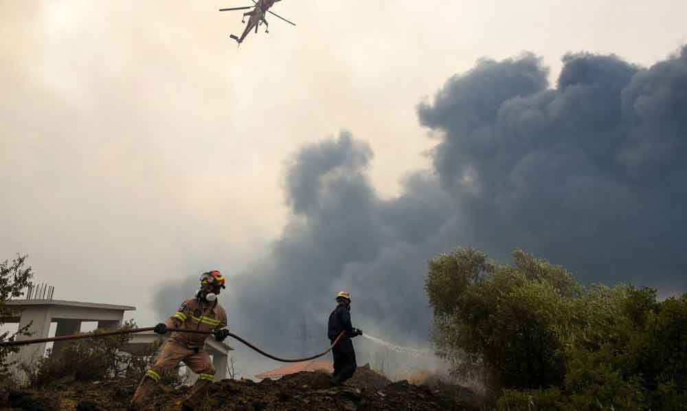 Milhares fogem na Grécia por causa de incêndios florestais