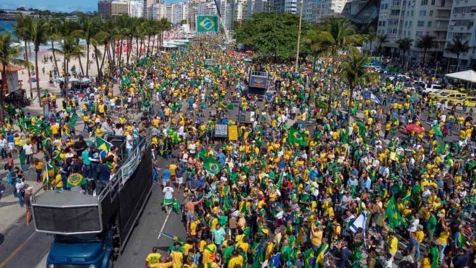 Apoiadores de Bolsonaro se reúnem a favor do voto impresso; confira