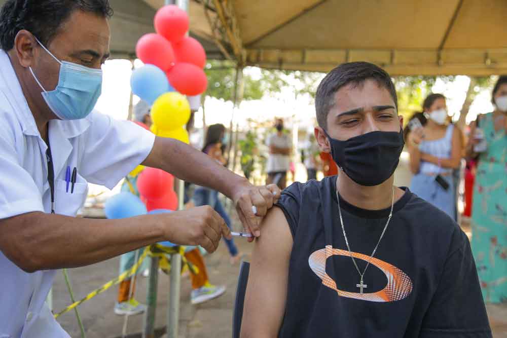 Sábado terá vacina contra covid em escola, feira e seis unidades de saúde