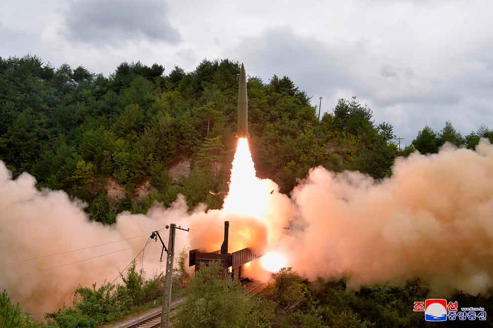 Coreia do Norte lança míssil a partir de vagão de trem; assista