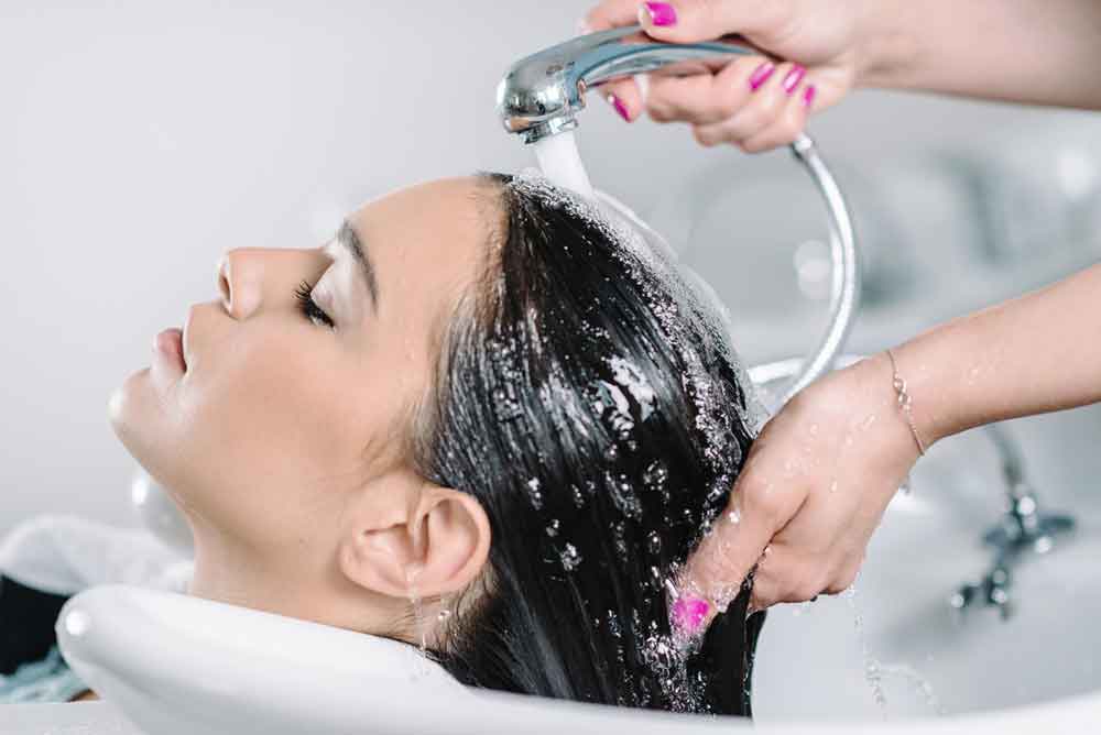 Mito ou verdade: lavar o cabelo todo dia faz mal? Descubra!