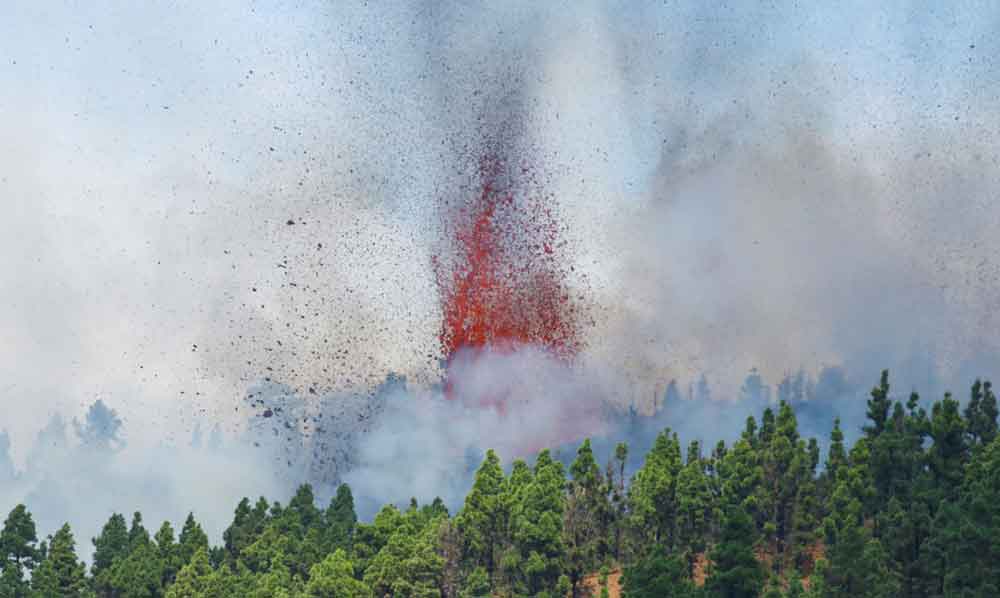 Lava lançada pelo vulcão Cumbre Vieja destrói 166 casas em La Palma