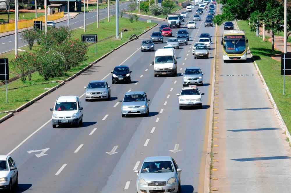 Prazo para licenciar veículos com placas final 1 e 2 termina no sábado (30)