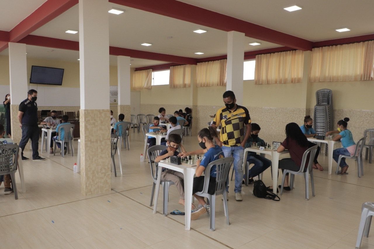 Adolescentes participam de campeonato de xadrez na Cidade Estrutural